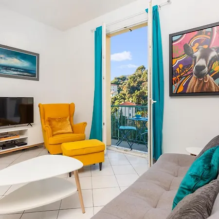 Beautiful & Large Sea View Apartment