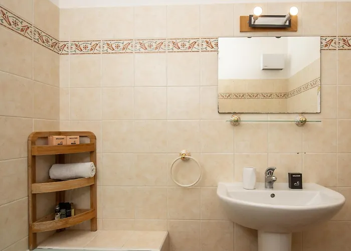 Beautiful & Large Sea View Мантон