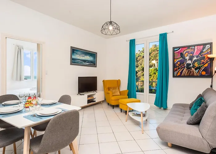 Beautiful & Large Sea View Apartment